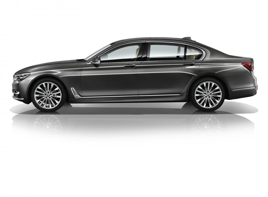  BMW 750Li xDrive Design Pure Excellence 2015 года  (фото 4 из 5)